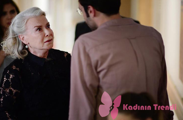 İstanbullu gelin 13. bölüm dizi kıyafetleri Esma Hanım siyah dantelli gömlek İpek Yol markadır.