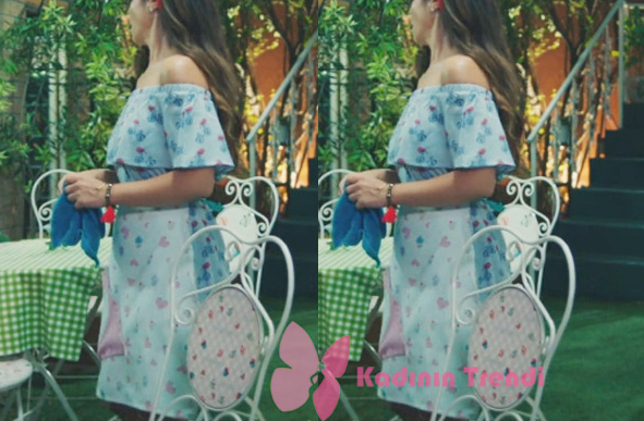 Kalp Atışı 3. bölüm Dizi Kıyafetleri Esma'nın giydiği mavi çiçekli elbisenin markası Koton.