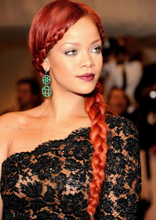 Rihanna Kilo Aldı Ama Moda İkonu Olmaya Devam Rihanna ve kızıl saçlı hali