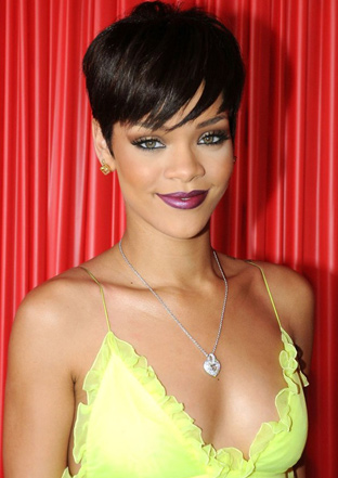kısalttığı saçlarıyla erkek çocuklarına benzeyen Rihanna