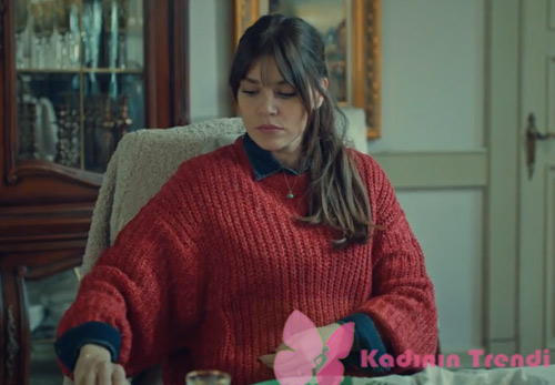 İstanbullu Gelin Süreyya'nın son bölümde giydiği kırmızı triko kazak Pull Bear marka.